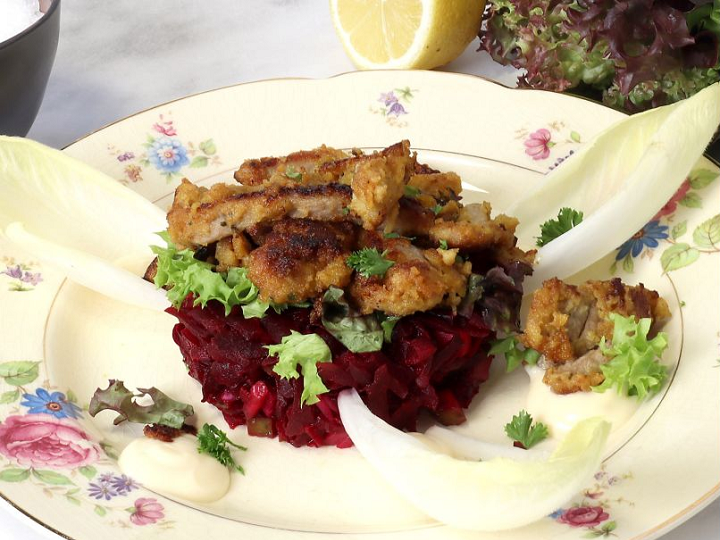 Kalfschnitzelreepjes met frisse bietensalade 